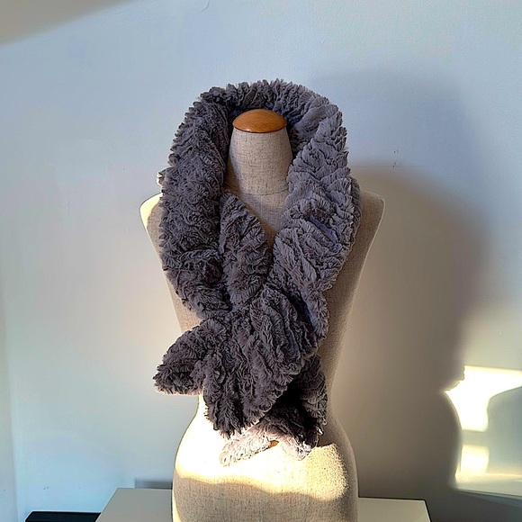 Accessories - NWOT!! Faux Fur Super Soft Neck Wrap/Scarf!